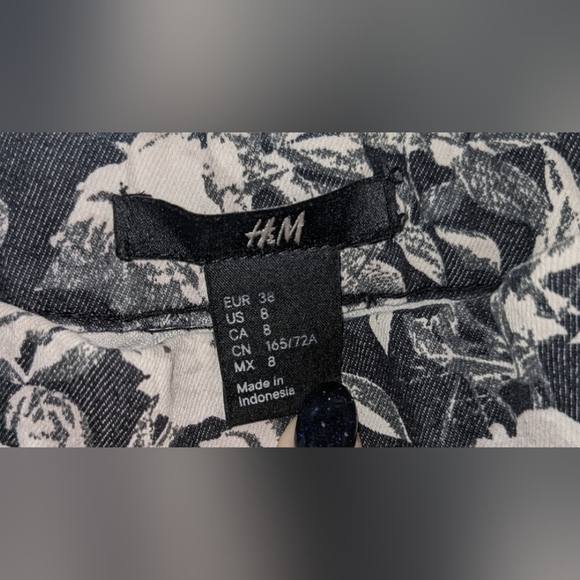 H&M Jeggings Black and White Floral Print Size 8 with back pockets - Picture 5 of 7